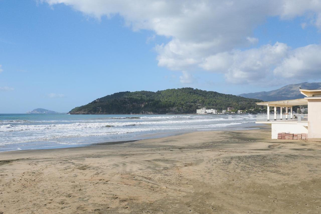 Seaside Apartament Near The Beach Minturno Exterior photo